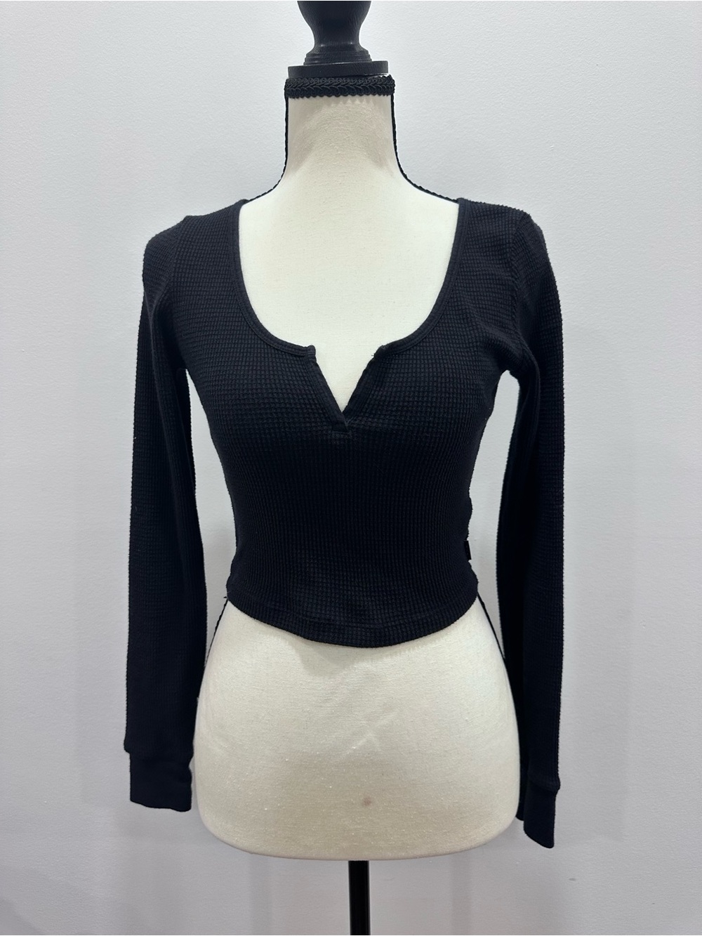 TNA ARITZIA Black Long-Sleeve Waffle Knit Henley Crop Top Size Small